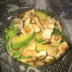 ensalada de aguacate y pollo