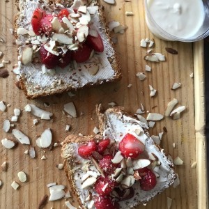 tostadas con queso y fresas