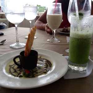 Textura de chocolate y limonada frozzen con hierbabuena