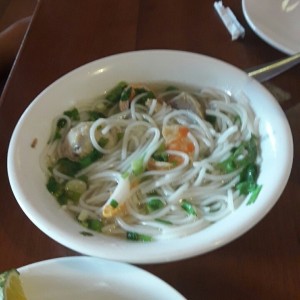 Sopa de Camarones, Hongos y Fideos de Arroz
