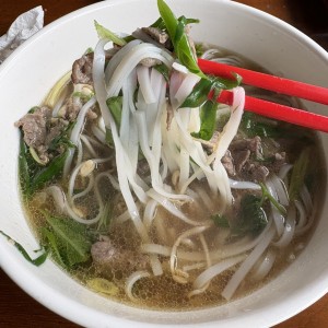 Pho carne salteada