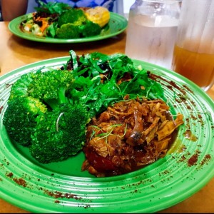Toufu con salsa de tomate vegetales y brocoli