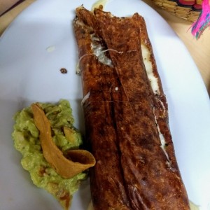 Bistec - cubierto en queso con guacamole