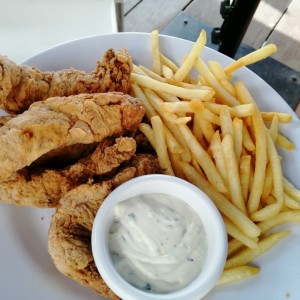 Deditos de pollo con papas fritas