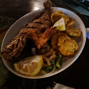 Pescado Frito con patacones