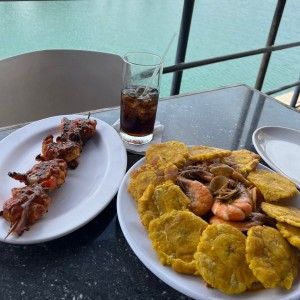 Brocheta de camarones y pucada de marisco para 2 peronas