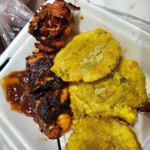 Brochetas de Camaron con patacones