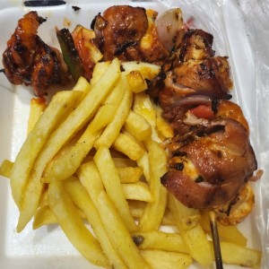Brochetas de Camarones con Papas Fritas