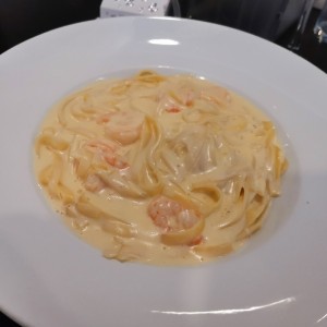 Pasta blanca con camarones