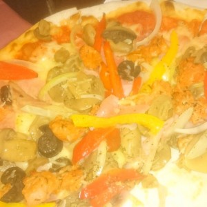pizza personal de 8 rebanadas. capriciossa