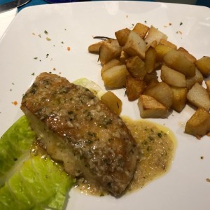 corvina al ajillo con papas a la italiana