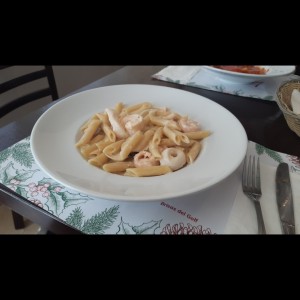 pasta penne con mariscos en la salsa Blanca