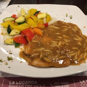 pollo en salsa de almendras