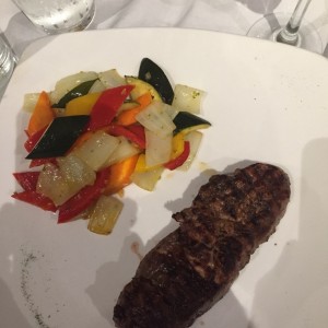 filere a la pimienta con vegetales salteados