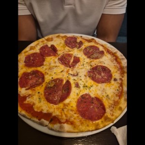 Pizzas Personales - Pizza con Salame