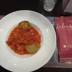 ravioli vegetariani en salsa amatriciana