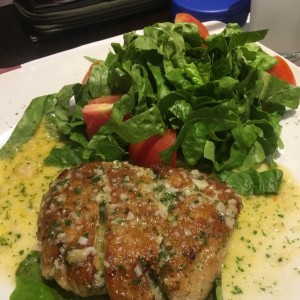 filete al ajillo con ensalada