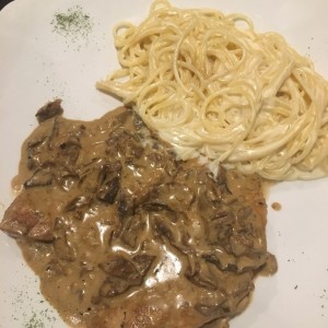 Pechuga de pollo, crema de Hongos
