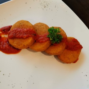 Queso mozarella con salsa tomate
