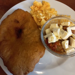 Hojaldre, huevo y salchichas/queso