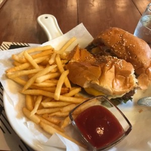 Hamburquesa Mika comenzada jejjeje habia hambre