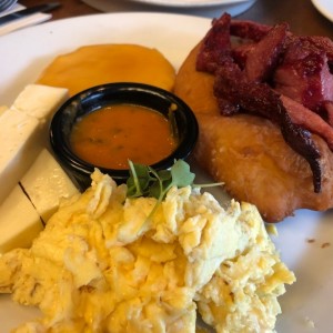 desayuno con hojaldra y tasajo