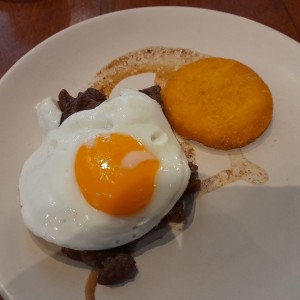 Bistec a la caballo.