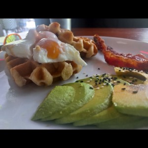 waffle huevos pochados