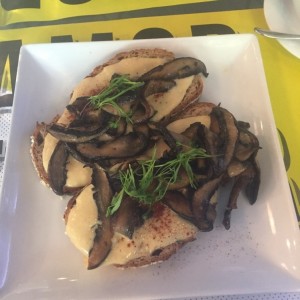 tostadas de humus con hongos