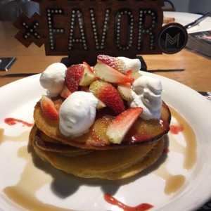 pancakes fresas y crema