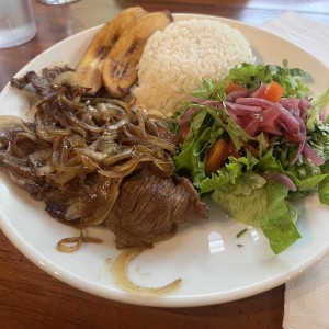 Bistec encebollado