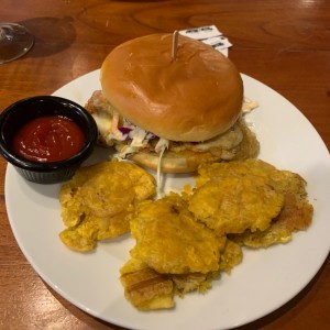 Emparedado de pollo con patacones