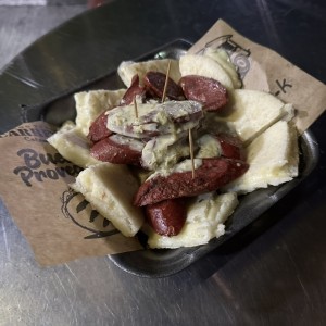 CHORIZO PARRILLERO CON AREPA