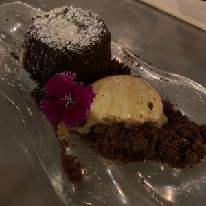 Fondant de Chocolate 65% con Helado de Dulce de Leche, Caramelo Salado y Pimienta de Sichuan