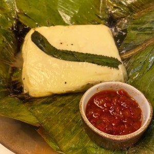 Queso al culantro en hoja de bijao