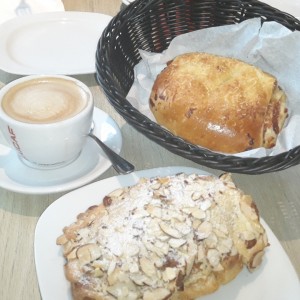 croissant de almendras, pan de guayaba con queso y capuchino con leche de almendras! 