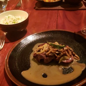 Filete de res en salsa de hongos