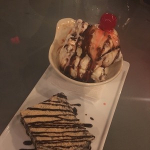 Marquesa de chocolate con helado de vainilla!