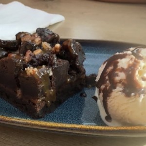 Brownie con helado