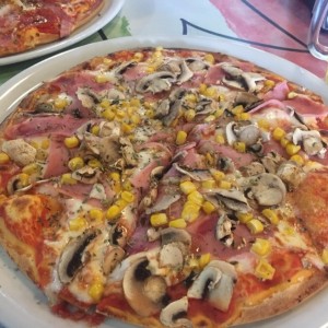 Pizza con jamon hongos y maiz