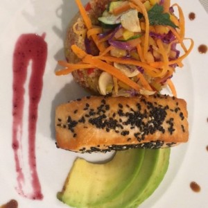 bowl de salmon con arroz integral, vegetales y aguacate