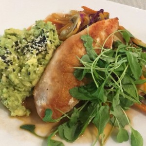 bowl de pollo con aguacate y vegetales