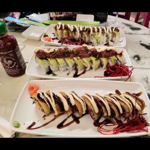 Diversos sushis.