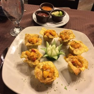 patacones con camarones al ajillo