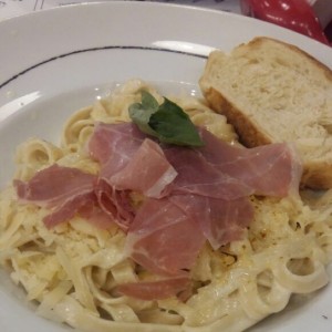 fetuccini con salsa alfredo y jamon serrano