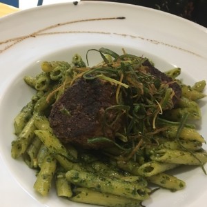 Lomo de res 3/4 en penne al pesto con albahaca