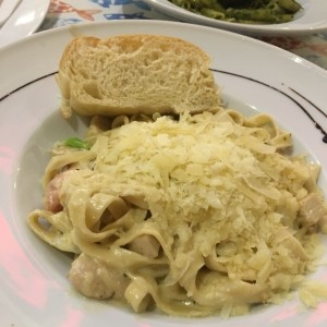 Pasta de pollo alfredo con bacon