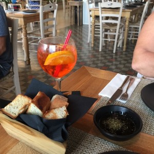 splitz aperol y pan de cortesia