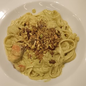 Fetuchini con salmón y pistacho 