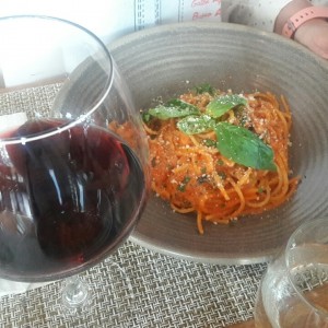 Pasta Da Vinci con hongos, albacah y filete en salsa rose